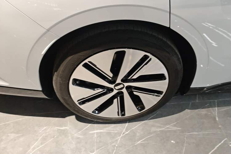 Used Geely Galaxy E8 2024 665 km Range Rear-Drive Starship Long-Range Version Right Rear Wheel Hub
