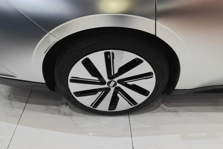 Used Geely Galaxy E8 2024 550 km Range Rear-Drive MAX Right Rear Wheel Hub