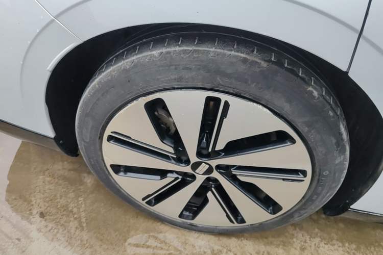 Used Geely Galaxy E8 2024 665 km Range Rear-Drive Starship Long-Range Version Right Rear Wheel Hub