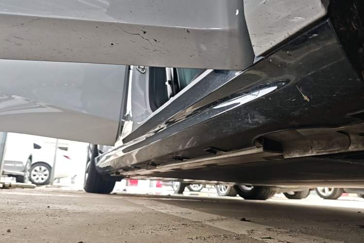 Used Geely Galaxy E8 2024 550 km Range Rear-Wheel-Drive PRO Right Side Sill