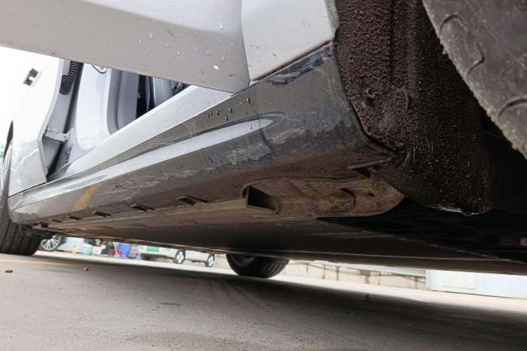 Used Geely Galaxy E8 2024 550 km Range Rear-Drive MAX Right Side Sill