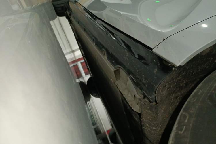 Used Geely Galaxy E8 2024 550 km Range Rear-Drive MAX Right Side Sill