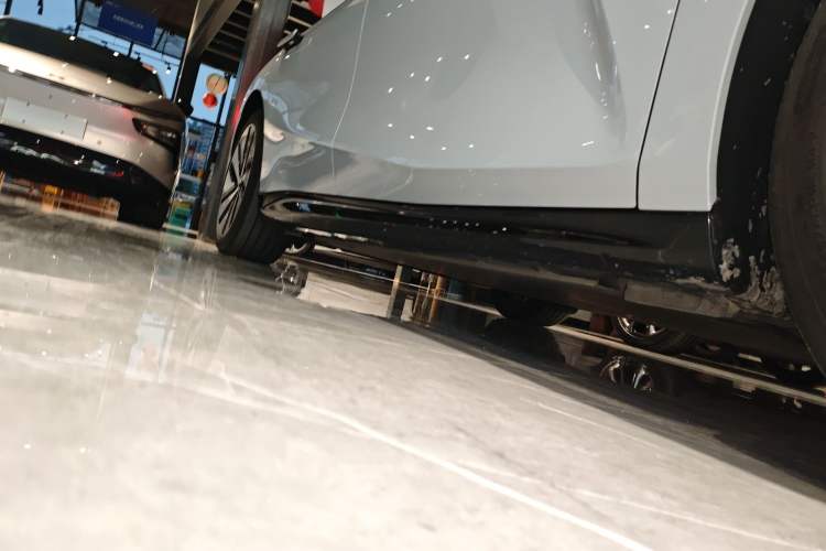 Used Geely Galaxy E8 2024 665 km Range Rear-Drive Starship Long-Range Version Right Side Sill
