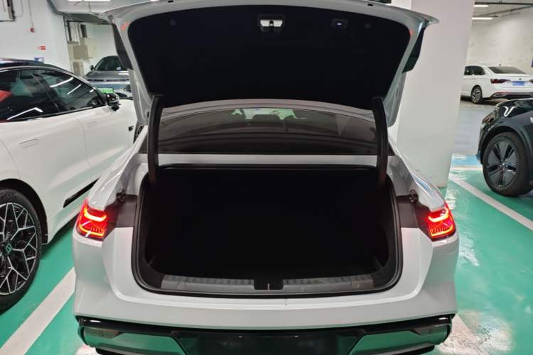 Used Geely Galaxy E8 2024 665 km Range Rear-Drive Starship Long-Range Version Trunk