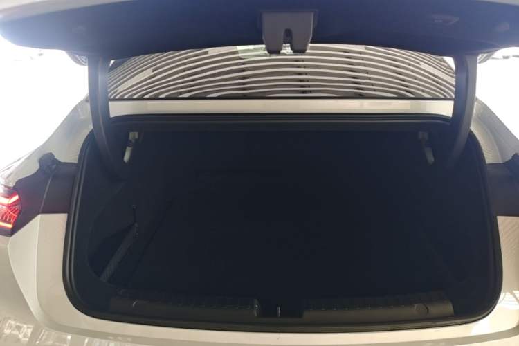 Used Geely Galaxy E8 2024 665 km Range Rear-Drive Starship Long-Range Version Trunk