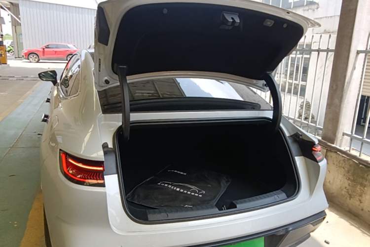 Used Geely Galaxy E8 2024 665 km Range Rear-Drive Starship Long-Range Version Trunk