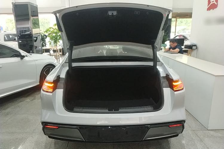Used Geely Galaxy E8 2024 665 km Range Rear-Drive Starship Long-Range Version Trunk