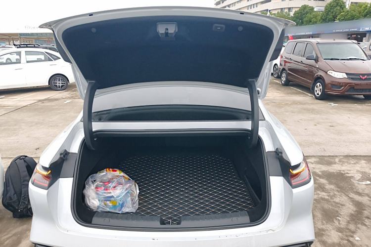 Used Geely Galaxy E8 2024 665 km Range Rear-Drive Starship Long-Range Version Trunk