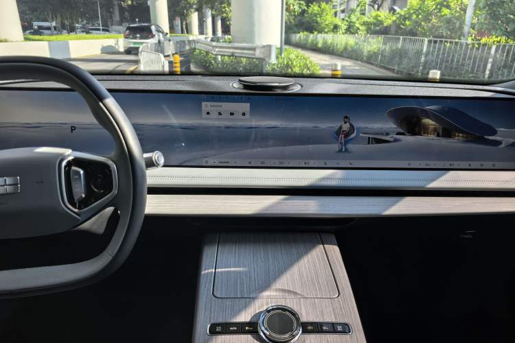 Used Geely Galaxy E8 2024 550 km Range Rear-Wheel-Drive PRO Audio And AC Panel
