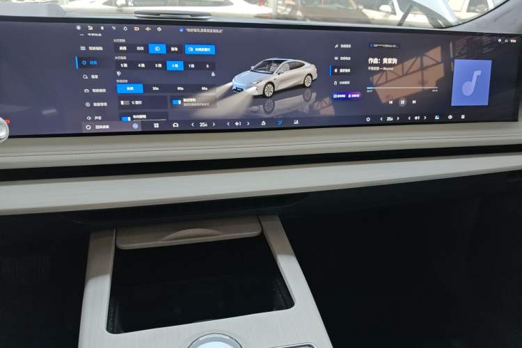 Used Geely Galaxy E8 2024 550 km Range Rear-Drive MAX Audio And AC Panel