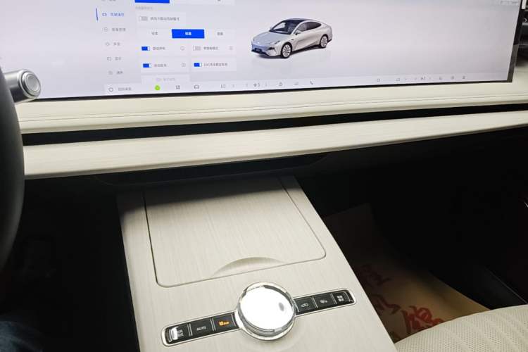 Used Geely Galaxy E8 2024 665 km Range Rear-Drive Starship Long-Range Version Audio And AC Panel