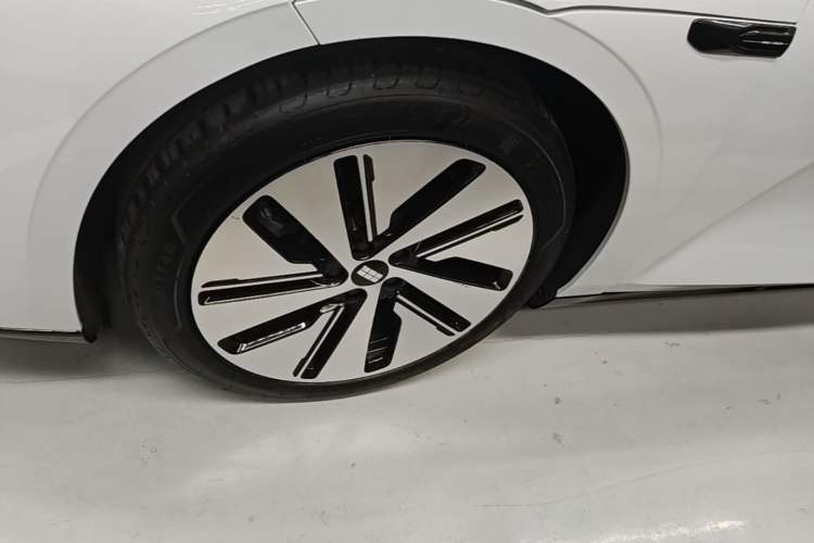 Used Geely Galaxy E8 2024 665 km Range Rear-Drive Starship Long-Range Version Exterior 4