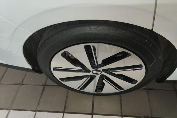 Used Geely Galaxy E8 2024 550 km Range Rear-Drive MAX Exterior 5