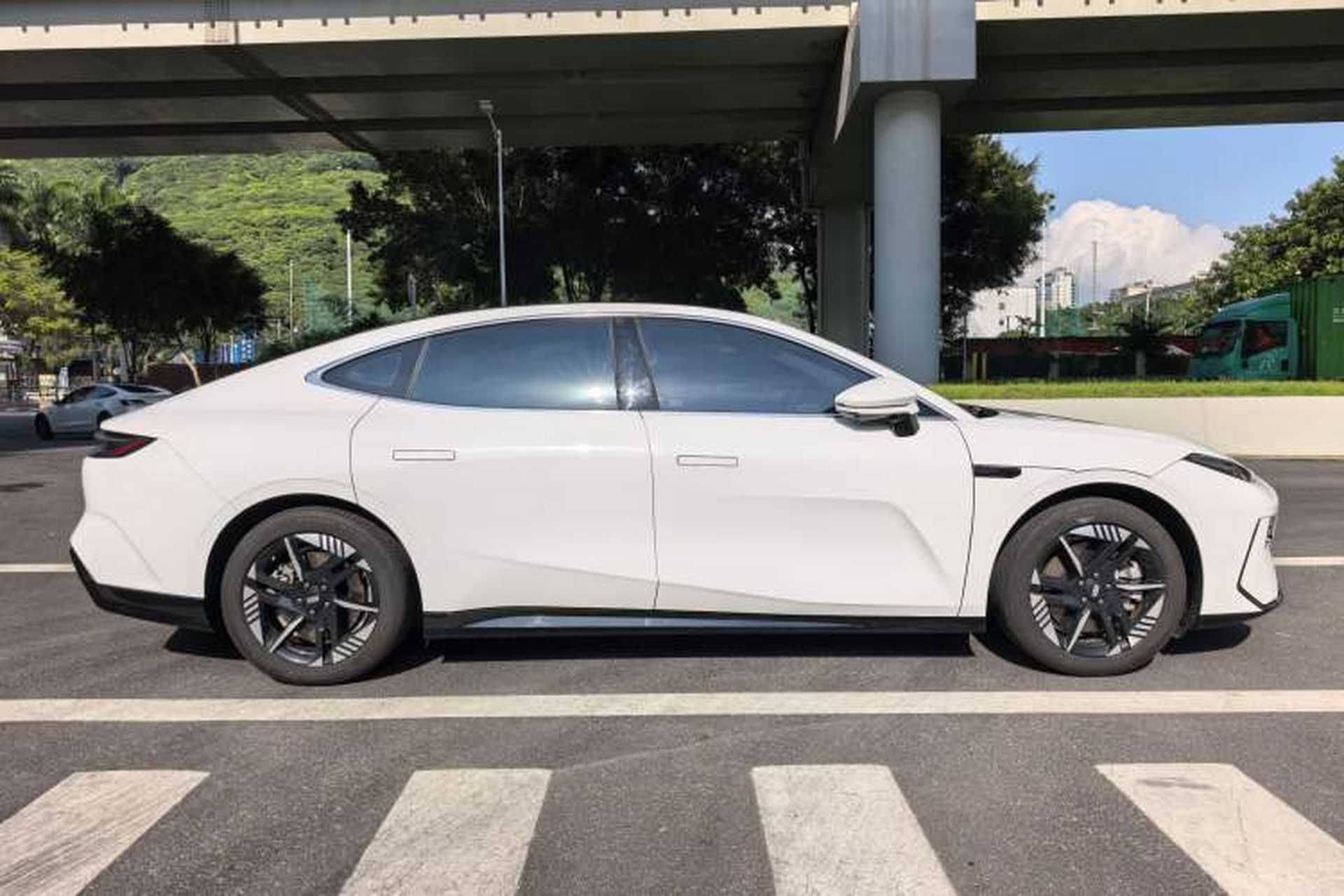 Used Geely Galaxy E8 2024 550 km Range Rear-Wheel-Drive PRO Exterior 6