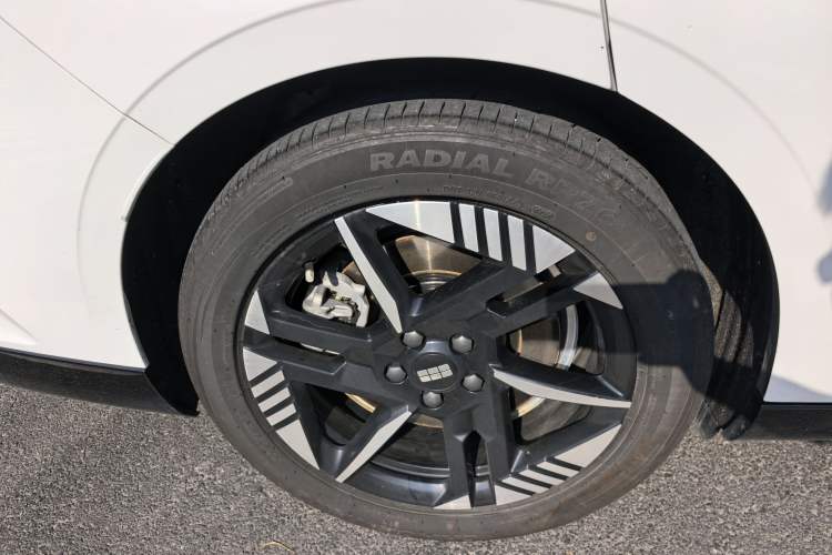 Used Geely Galaxy E8 2024 550 km Range Rear-Wheel-Drive PRO Exterior 8