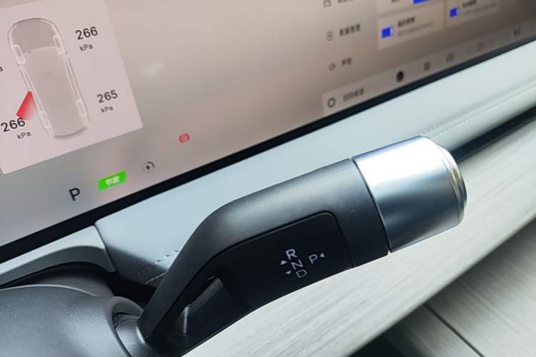 Used Geely Galaxy E8 2024 550 km Range Rear-Wheel-Drive PRO Gear Lever
