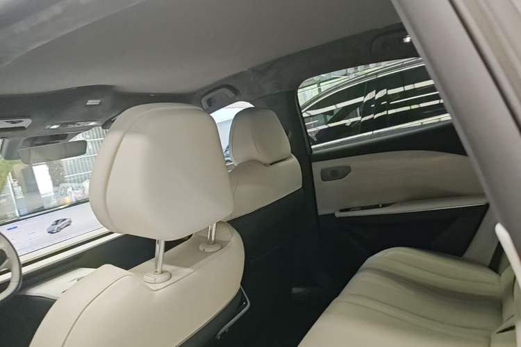 Used Geely Galaxy E8 2024 665 km Range Rear-Drive Starship Long-Range Version Headliner