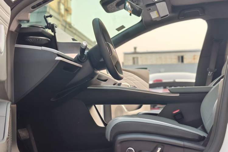 Used Geely Galaxy E8 2024 665 km Range Rear-Drive Starship Long-Range Version Interior 2