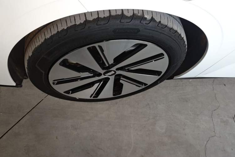 Used Geely Galaxy E8 2024 550 km Range Rear-Drive MAX Left Front Wheel Hub