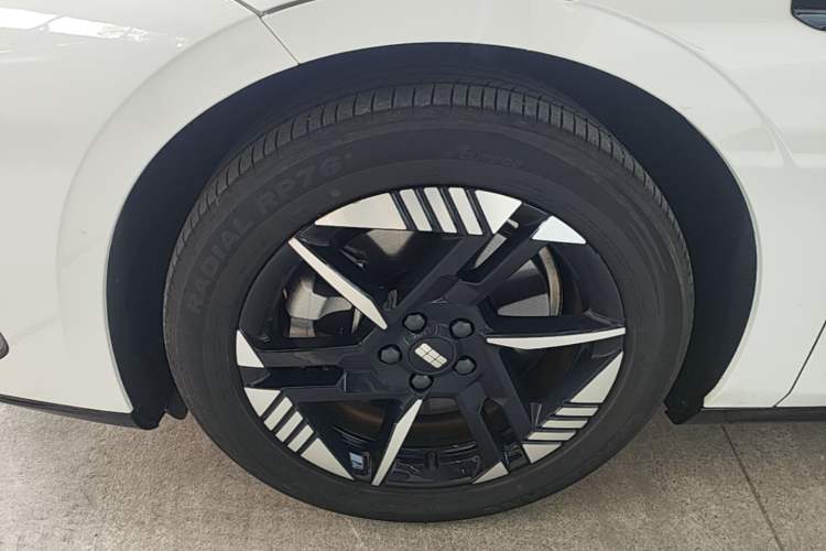 Used Geely Galaxy E8 2024 550 km Range Rear-Wheel-Drive PRO Left Front Wheel Hub