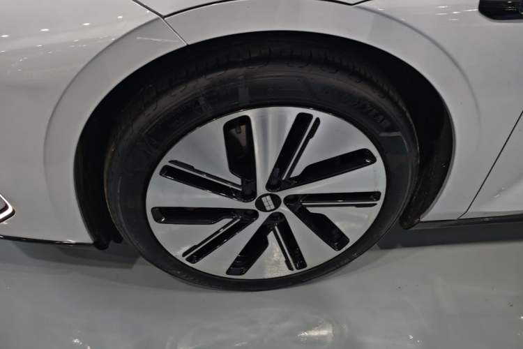 Used Geely Galaxy E8 2024 550 km Range Rear-Drive MAX Left Front Wheel Hub