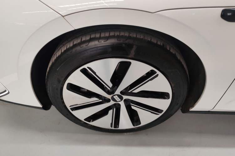 Used Geely Galaxy E8 2024 665 km Range Rear-Drive Starship Long-Range Version Left Front Wheel Hub