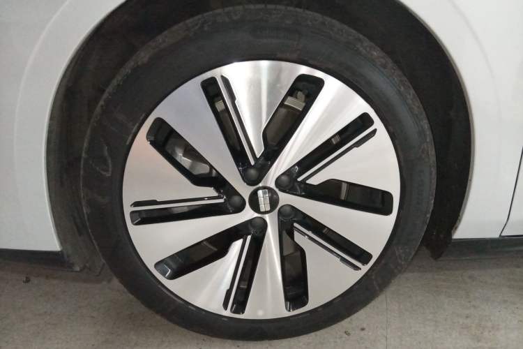 Used Geely Galaxy E8 2024 550 km Range Rear-Drive MAX Left Front Wheel Hub