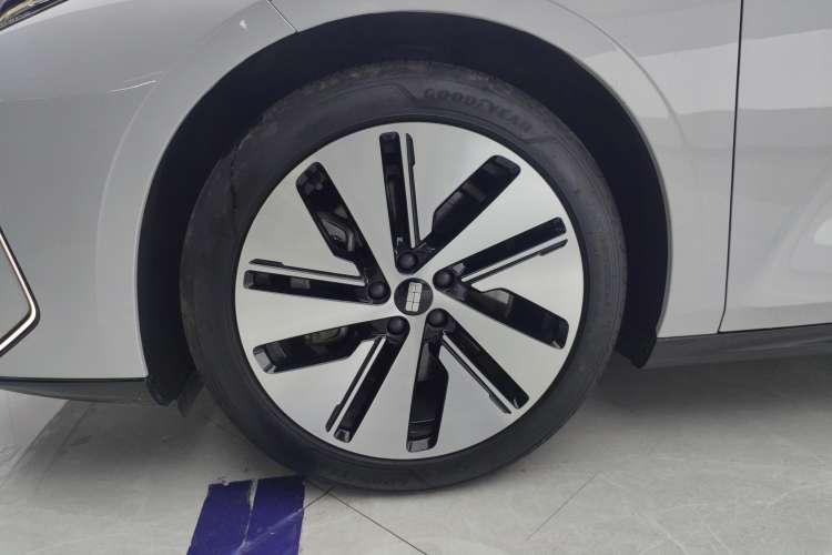 Used Geely Galaxy E8 2024 550 km Range Rear-Drive MAX Left Front Wheel Hub