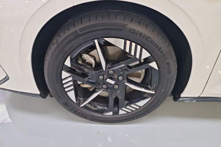 Used Geely Galaxy E8 2024 550 km Range Rear-Wheel-Drive PRO Left Front Wheel Hub