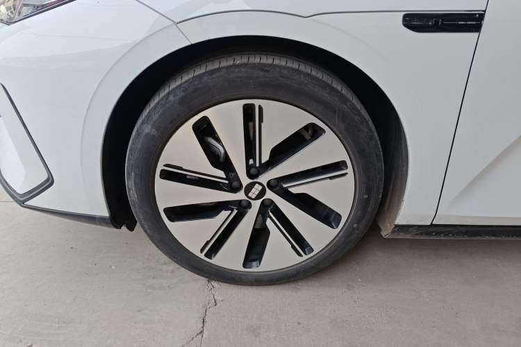 Used Geely Galaxy E8 2024 550 km Range Rear-Drive MAX Left Front Wheel Hub