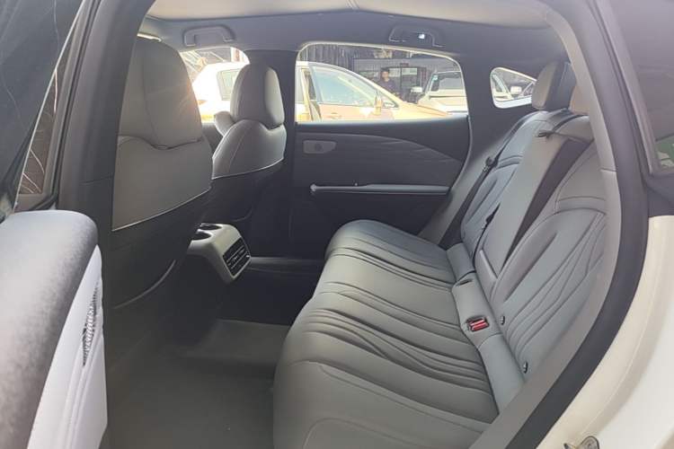 Used Geely Galaxy E8 2024 550 km Range Rear-Wheel-Drive PRO Left Rear Seat