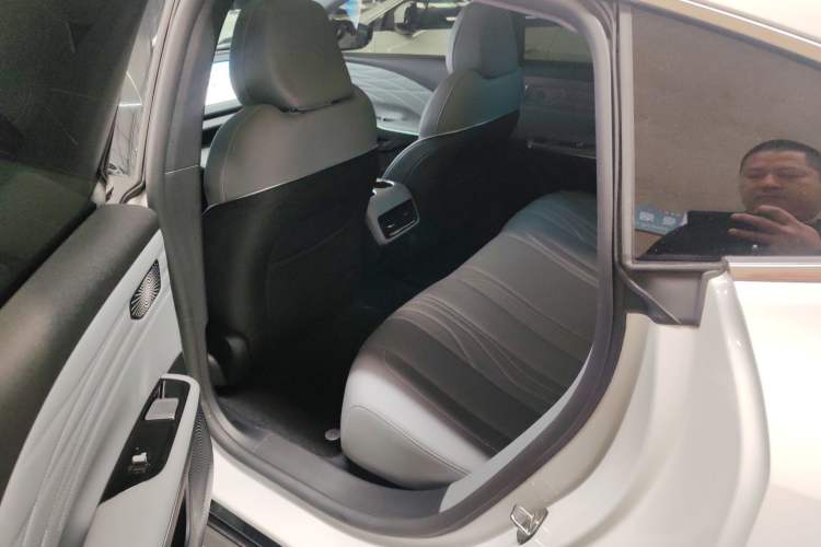 Used Geely Galaxy E8 2024 665 km Range Rear-Drive Starship Long-Range Version Left Rear Seat