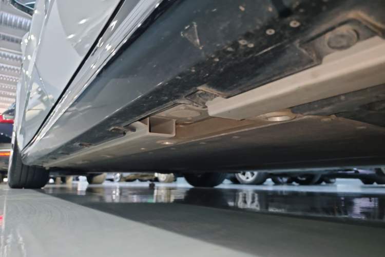 Used Geely Galaxy E8 2024 550 km Range Rear-Drive MAX Left Side Sill