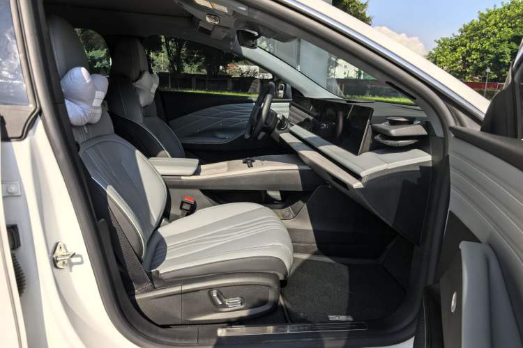 Used Geely Galaxy E8 2024 550 km Range Rear-Wheel-Drive PRO Right Front Seat