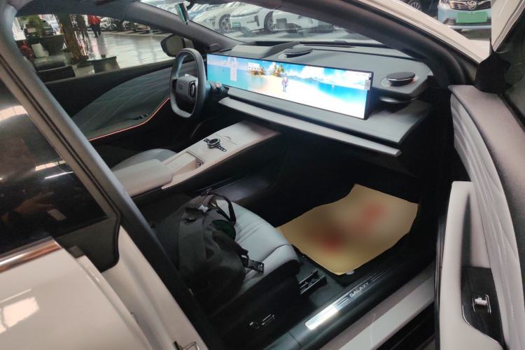 Used Geely Galaxy E8 2024 665 km Range Rear-Drive Starship Long-Range Version Right Front Seat