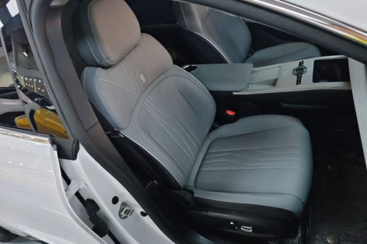 Used Geely Galaxy E8 2024 550 km Range Rear-Wheel-Drive PRO Right Front Seat