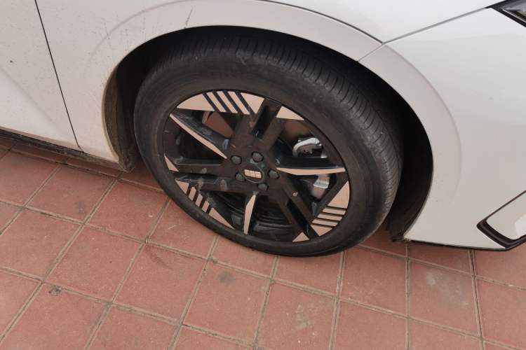 Used Geely Galaxy E8 2024 550 km Range Rear-Wheel-Drive PRO Right Front Wheel Hub