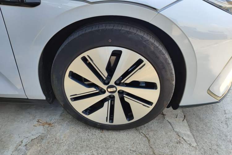 Used Geely Galaxy E8 2024 665 km Range Rear-Drive Starship Long-Range Version Right Front Wheel Hub