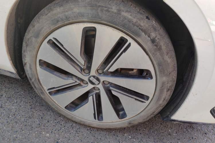 Used Geely Galaxy E8 2024 550 km Range Rear-Drive MAX Right Front Wheel Hub