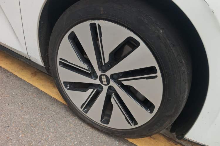 Used Geely Galaxy E8 2024 665 km Range Rear-Drive Starship Long-Range Version Right Front Wheel Hub