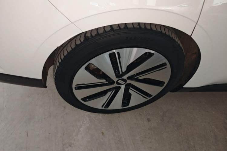 Used Geely Galaxy E8 2024 550 km Range Rear-Drive MAX Right Rear Wheel Hub