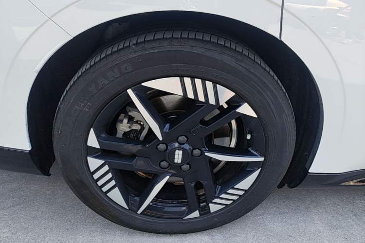 Used Geely Galaxy E8 2024 550 km Range Rear-Wheel-Drive PRO Right Rear Wheel Hub
