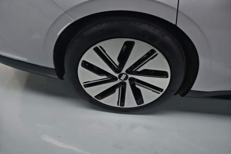 Used Geely Galaxy E8 2024 550 km Range Rear-Drive MAX Right Rear Wheel Hub