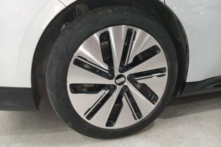Used Geely Galaxy E8 2024 550 km Range Rear-Drive MAX Right Rear Wheel Hub