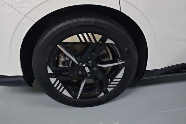 Used Geely Galaxy E8 2024 550 km Range Rear-Wheel-Drive PRO Right Rear Wheel Hub