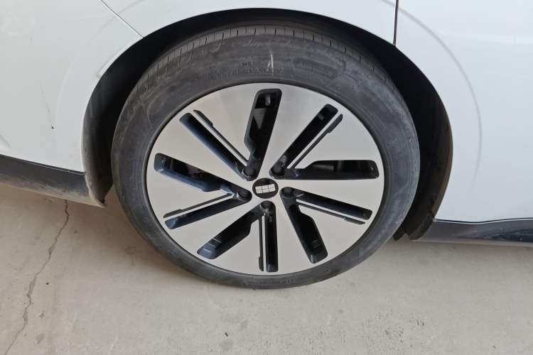 Used Geely Galaxy E8 2024 550 km Range Rear-Drive MAX Right Rear Wheel Hub