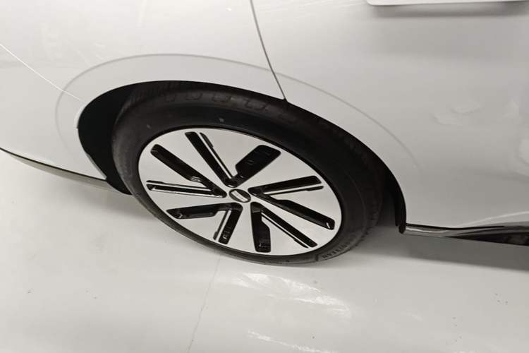 Used Geely Galaxy E8 2024 665 km Range Rear-Drive Starship Long-Range Version Right Rear Wheel Hub