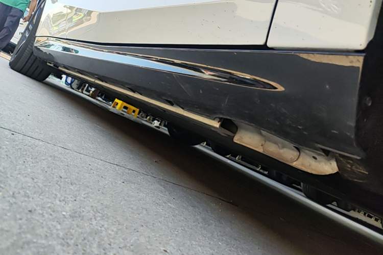 Used Geely Galaxy E8 2024 550 km Range Rear-Wheel-Drive PRO Right Side Sill