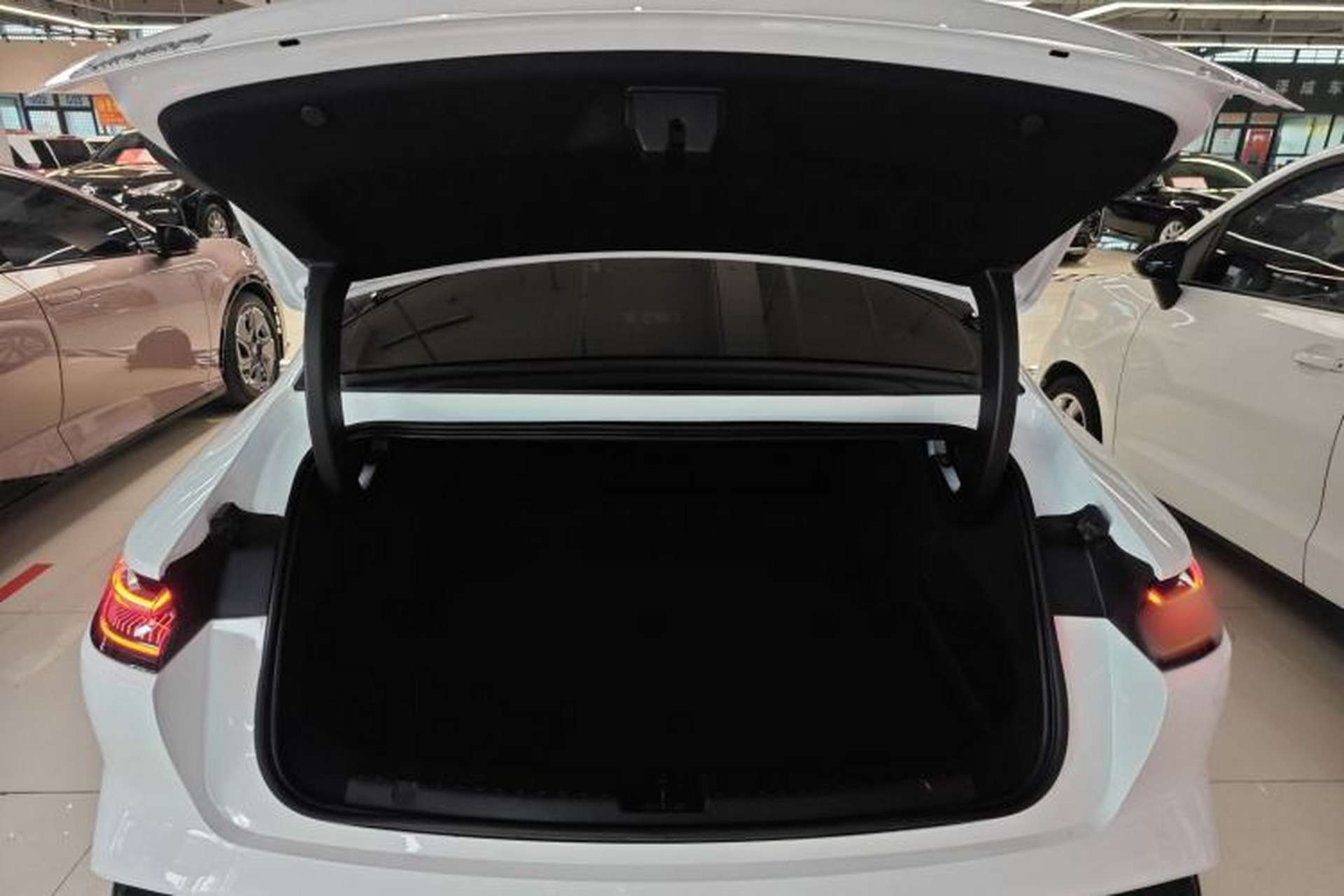 Used Geely Galaxy E8 2024 550 km Range Rear-Wheel-Drive PRO Trunk