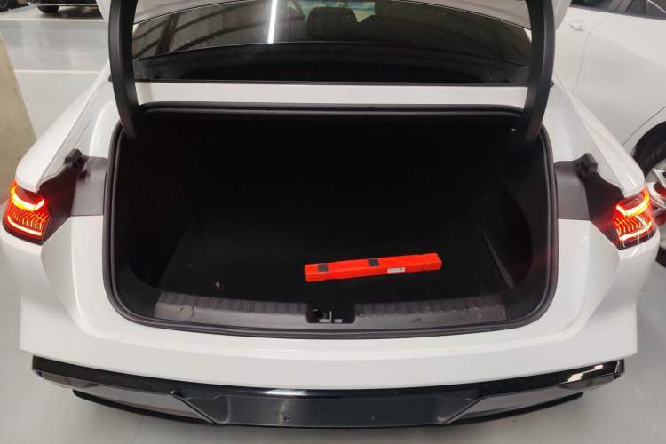 Used Geely Galaxy E8 2024 665 km Range Rear-Drive Starship Long-Range Version Trunk